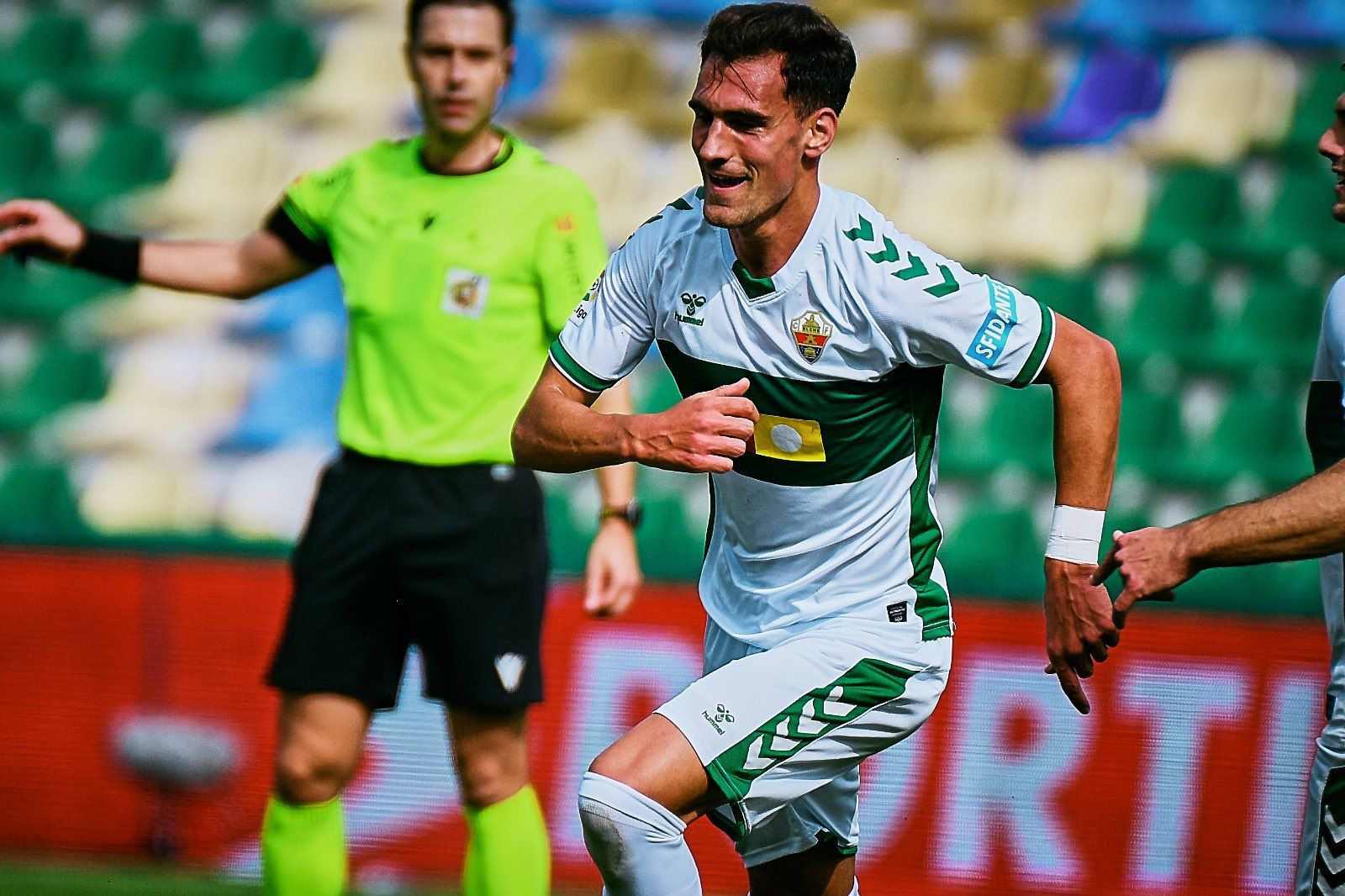 Dani Calvo celebrando un tanto con el Elche