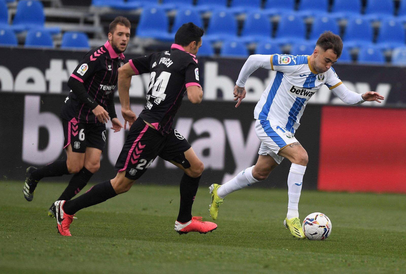 El Lega recibía al Tenerife con la presión de no poder fallar si no quería descolgarse de la parte alta.
Fuente: https://twitter.com/CDLeganes