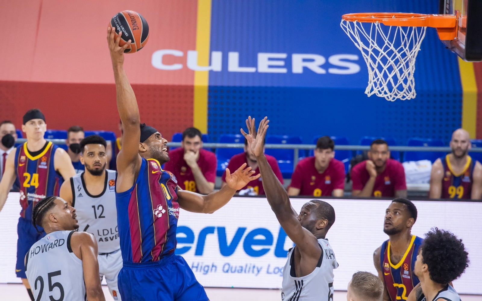 Brandon Davies ante el Asvel (Fuente: Twitter @FCBbasket)