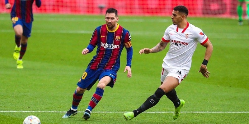 Diego Carlos intenta detener a Messi | Imagen: FC Barcelona