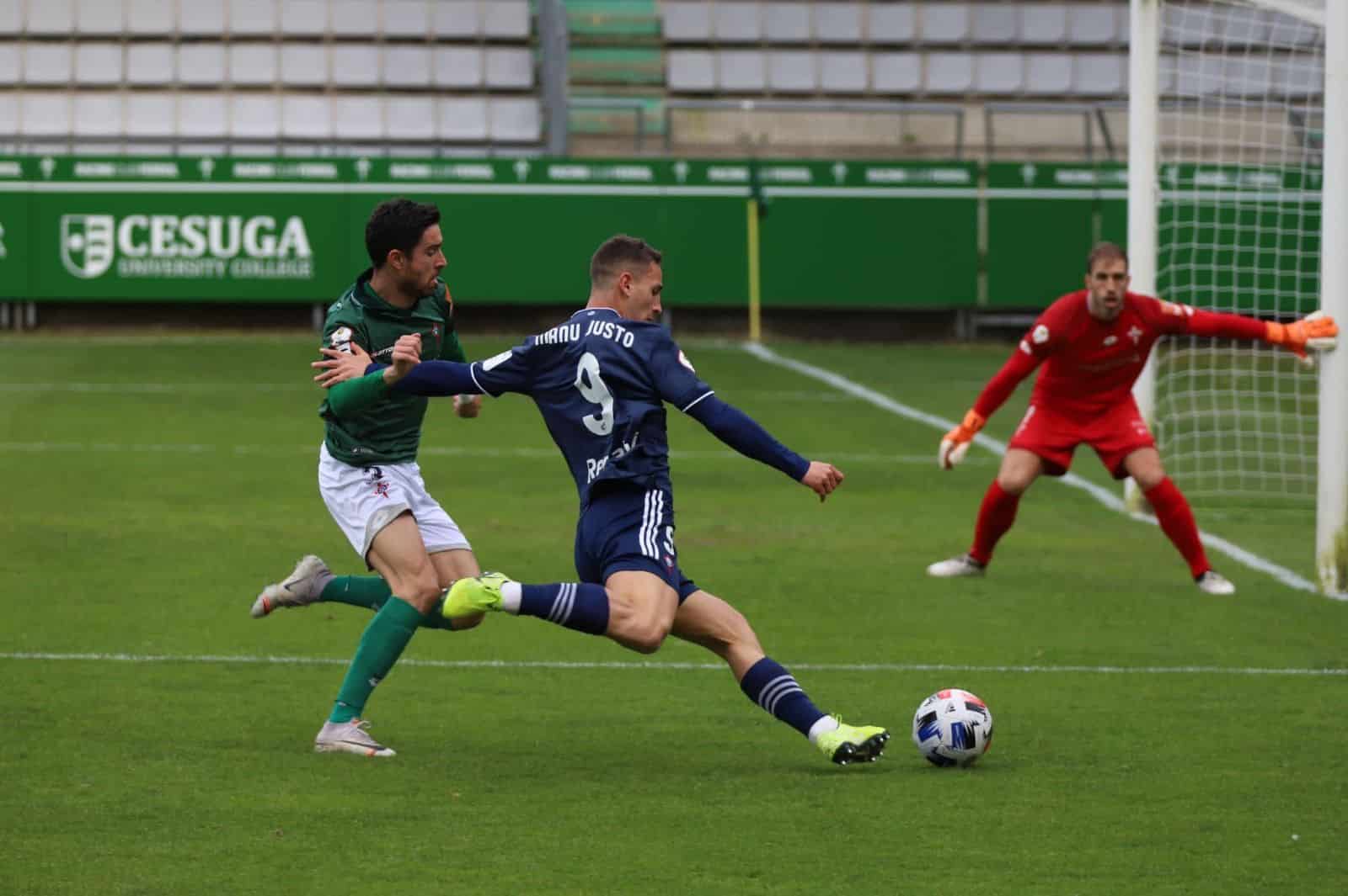 Manu Justo chutando en un Racing-Celta 'B'