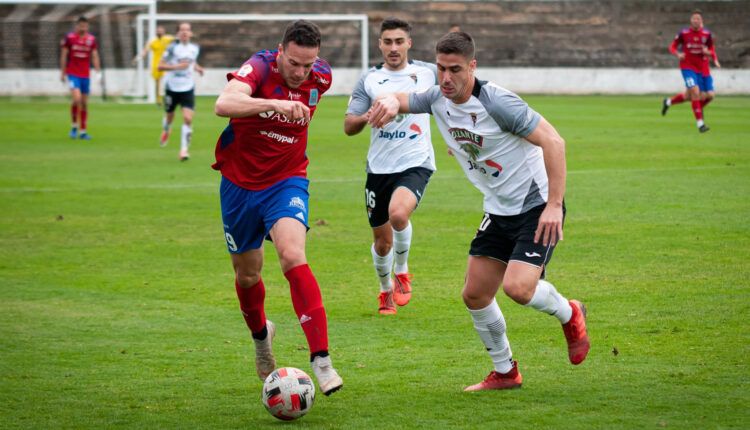 Lance del juego entre el Tudelano y Tarazona la pasada jornada