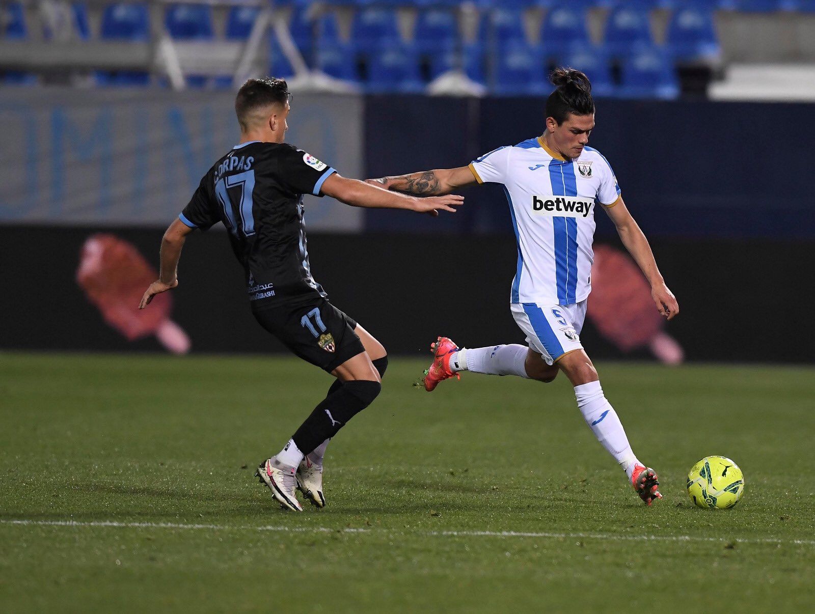 Jonathan Silva ante la presión de Corpas