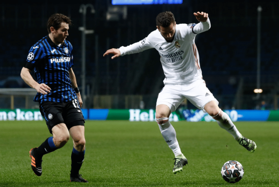 Nacho conduce el balón ante Marten de Roon en un Atalanta BC - Real Madrid Club de Fútbol. Foto: Real Madrid Club de Fútbol.