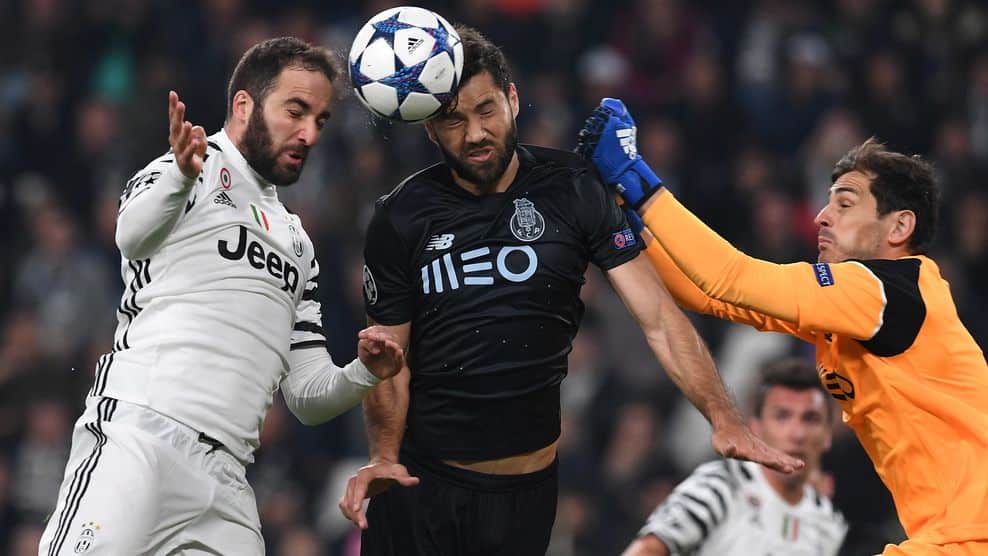 UEFA Champions League 16/17. Octavos de final. Ida. Porto 0-2 Juventus: Higuaín lucha por un balón.