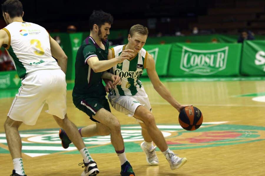 Tobias Borg bota el balón ante Darío Brizuela en un Coosur Real Betis - Unicaja. Foto: Liga Endesa.