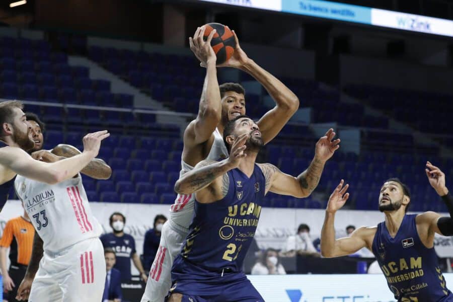 Walter Tavares coge un rebote ante Augusto Lima en un Real Madrid - UCAM Murcia. Foto: Liga Endesa.