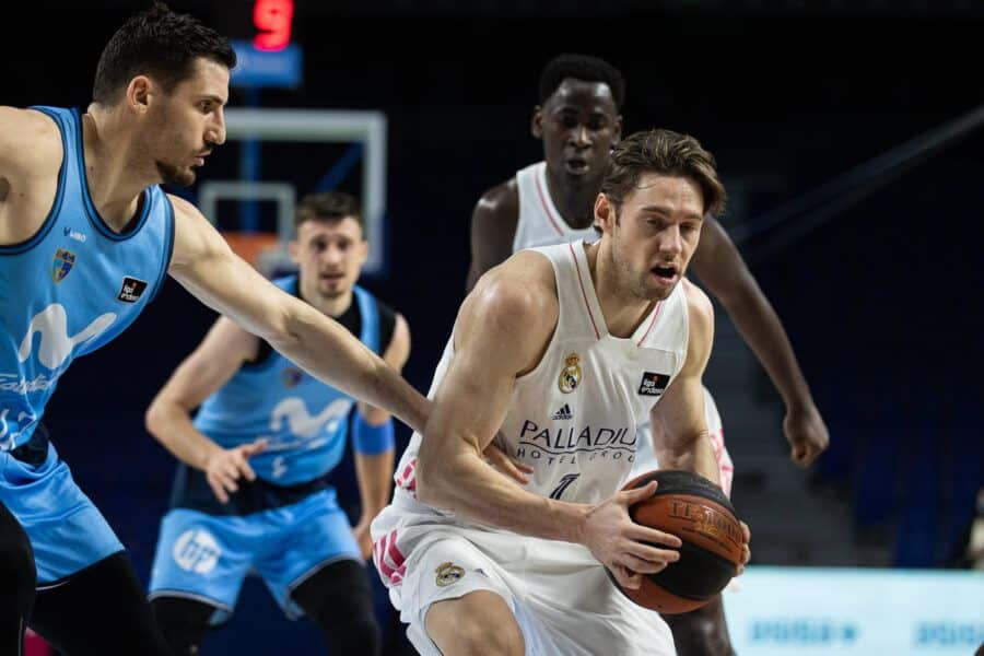 Fabien Causeur entra a canasta ante Nemanja Djurisis en un Movistar Estudiantes - Real Madrid. Foto: Liga Endesa.