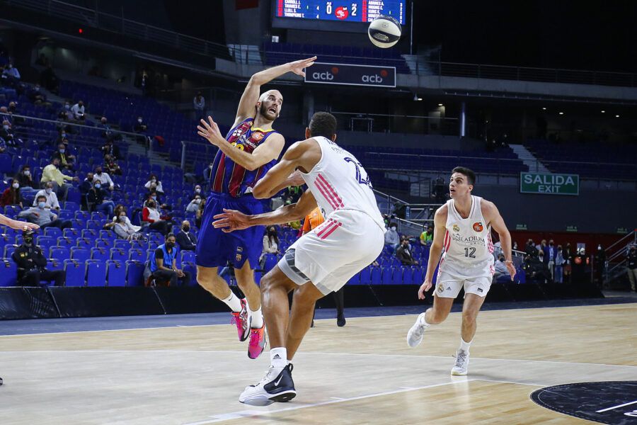 Nick Calathes da un pase ante Walter Tavares en un Real Madrid - Barça. Foto: Liga Endesa.