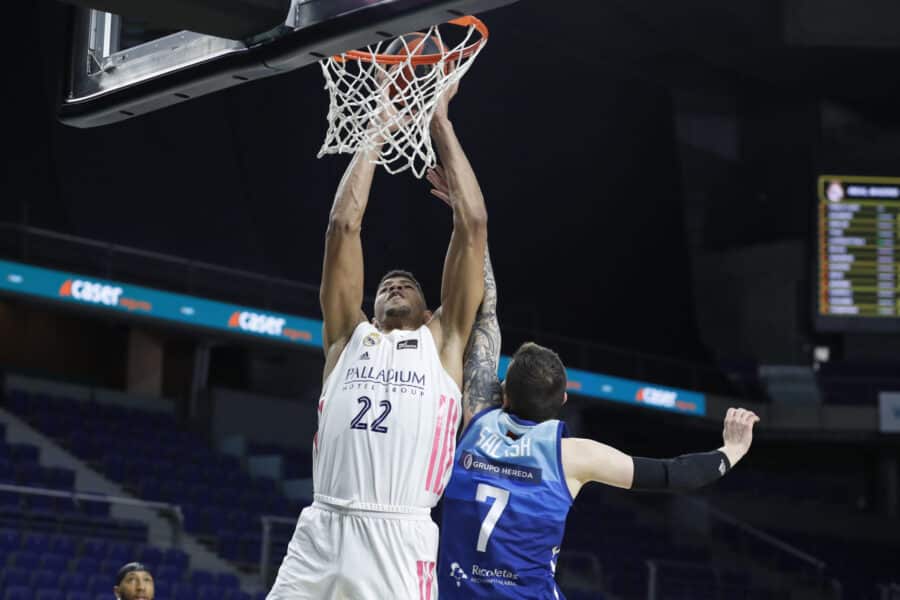 Walter Tavares hace un mate Maksim Salash en un Real Madrid - Hereda San Pablo Burgos. Foto: Liga Endesa.