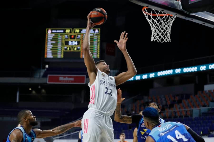 Walter Tavares hace un mate ante Omar Cook y Ken Horton en un Real Madrid - Hereda San Pablo Burgos. Foto: Liga Endesa.