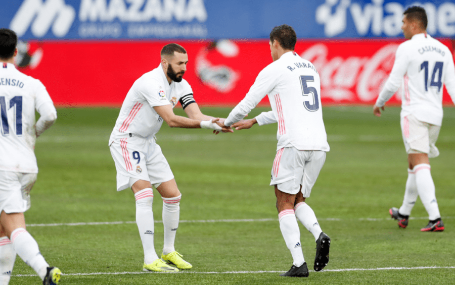 Raphaël Varane y Karim Benzema chocan las manos en un partido como jugadores del Real Madrid Club de Fútbol. Foto: Real Madrid Club de Fútbol.