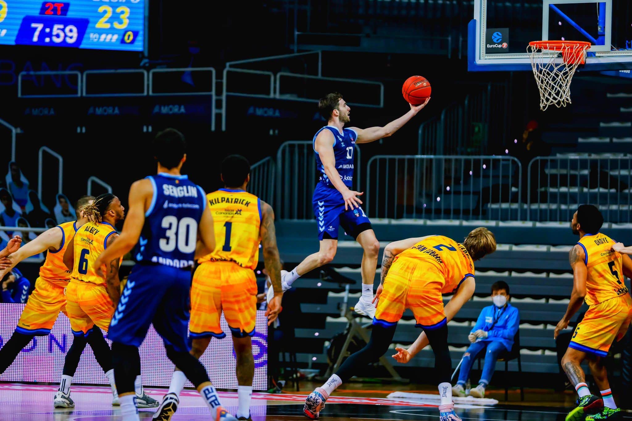 Sergi García entrando a canasta frente al Herbalife Gran Canaria. Fuente: Morabanc Andorra (@MartinImatge).