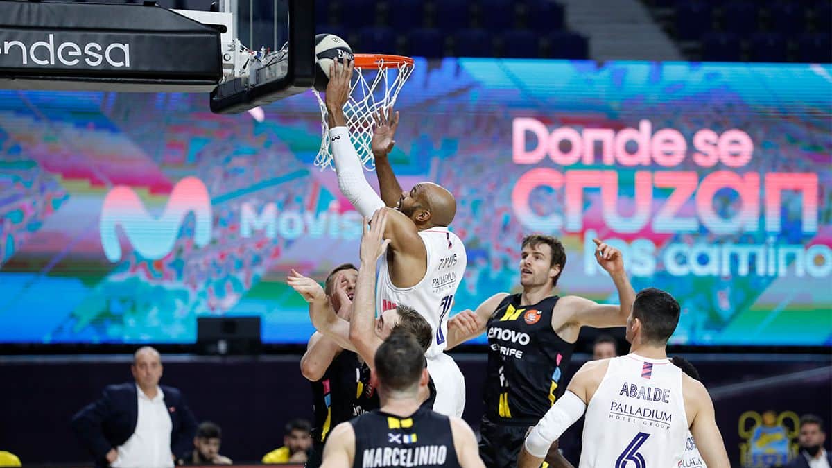 Álex Tyus trata de anotar ante la presencia de varios rivales. Foto: @RMBaloncesto