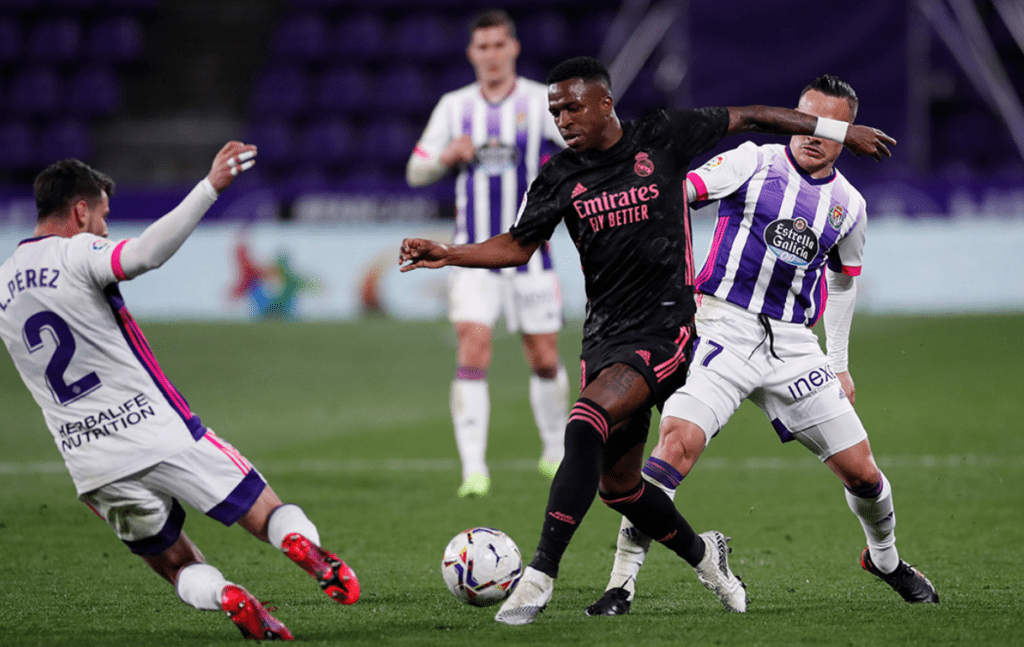 Vinícius Júnior conduce el balón ante Luís Pérez y Roque Mesa