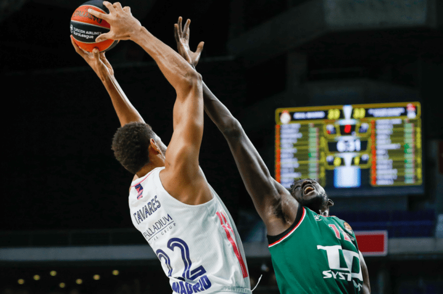 Walter Tavares pelea un rebote contra Ilimane Diop en un Real Madrid - TD Systems Baskonia. Foto: Real Madrid.