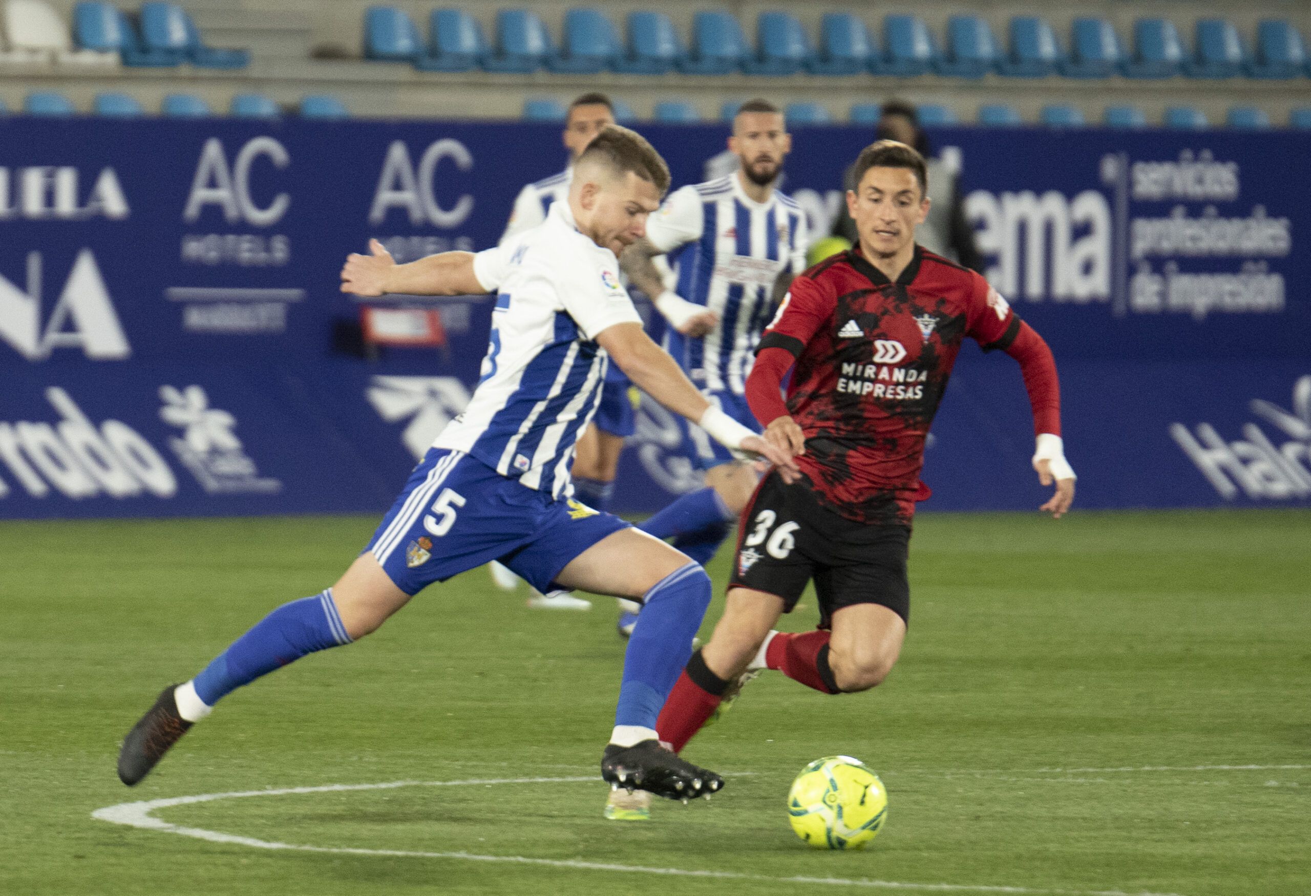 José María Amo (Ponferradina) y Pablo Martínez (Mirandés) en El Toralín