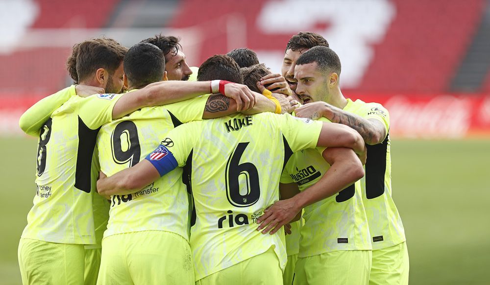 El Atlético celebra el gol de Marcos Llorente en Los Cármenes