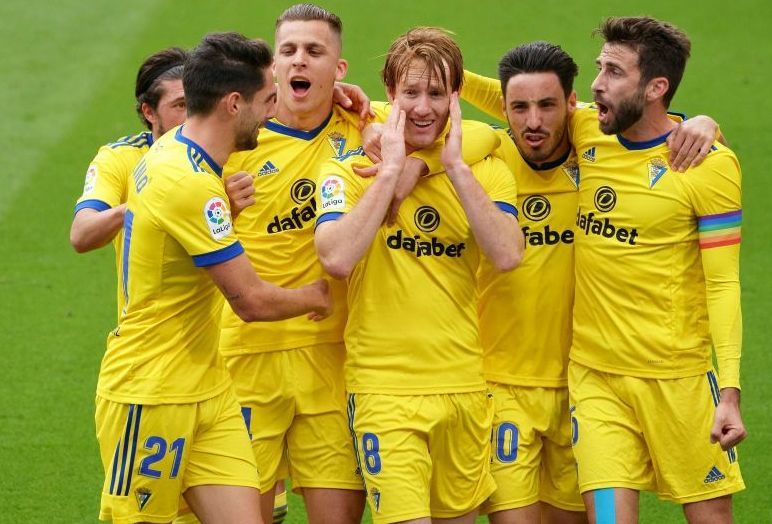 Jugadores del Cádiz celebran un gol en el Nou Camp