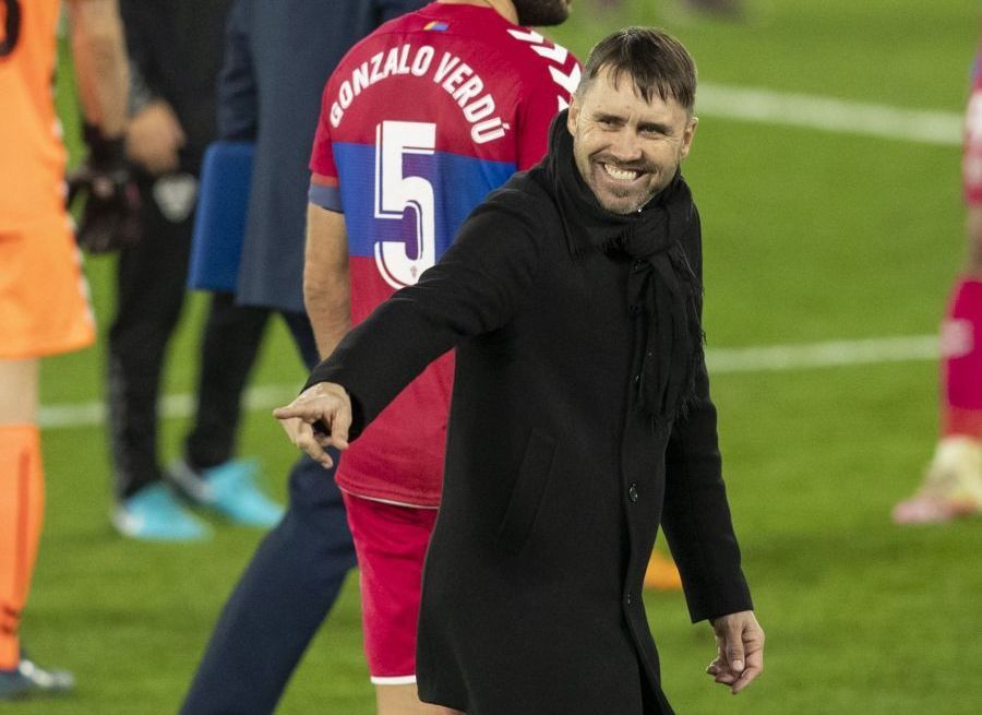 Eduardo Coudet sonríe en el partido frente al Elche