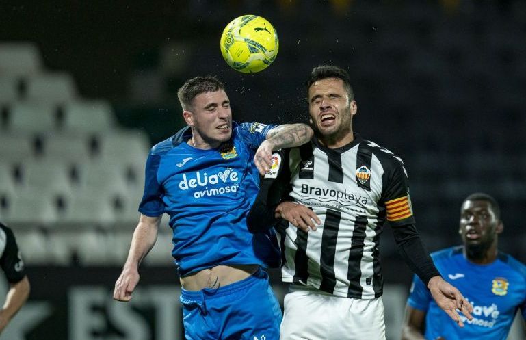 Adrián Diéguez en una acción de un partido con el Fuenlabrada