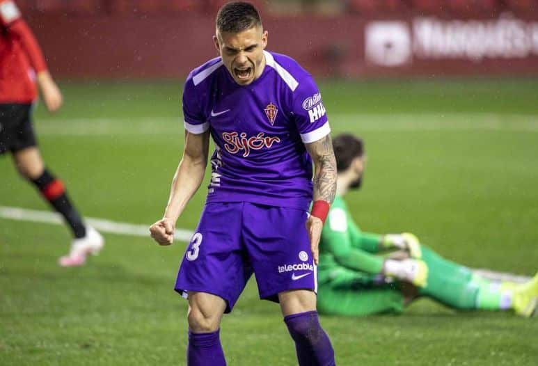 Djuka celebra el segundo de sus goles en Las Gaunas