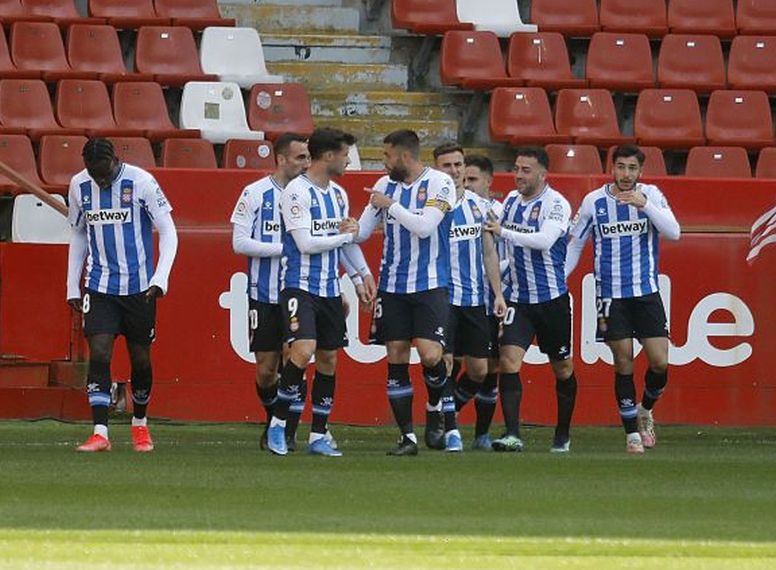 El Espanyol celebra su gol en El Molinón