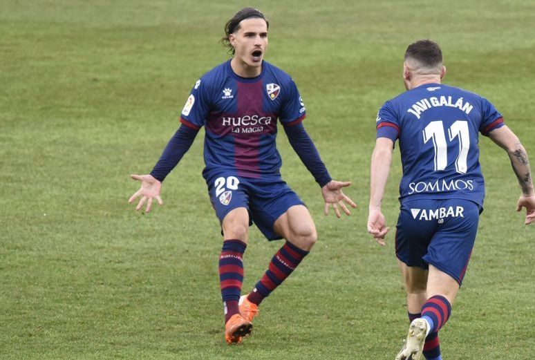 Javi Galán y Seoane celebran el gol ante el Real Madrid