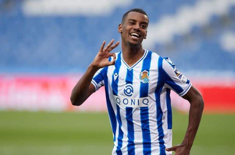 Aleksander Isak celebrando el tercero de los goles marcados al Alavés