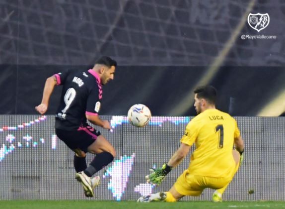 Mano a mano entre Luca Zidane y Nono.
Fuente: https://twitter.com/RayoVallecano/status/1358472127226200074/photo/1
