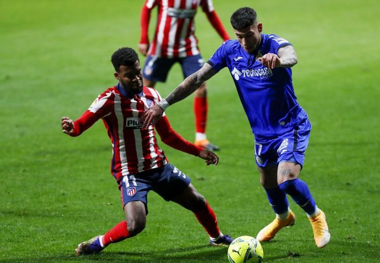 Thomas Lemar con Mathias Olivera