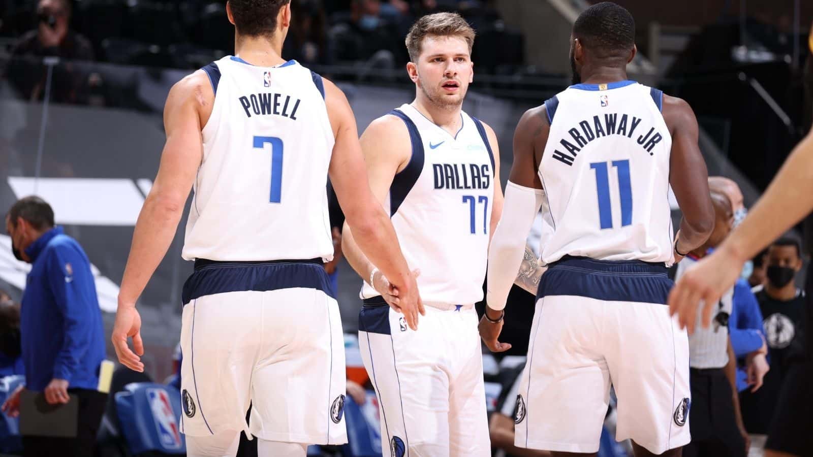 Luka Doncic junto a Powel y Hardaway. Foto: NBA