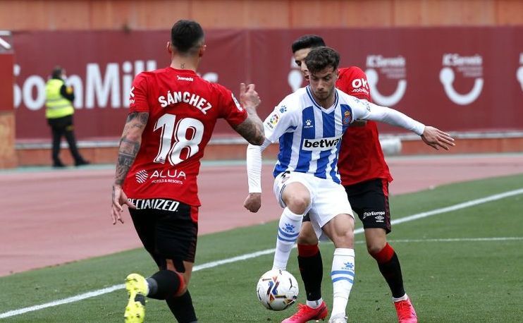 Puado intenta controlar ante balón en el Mallorca-Espanyol