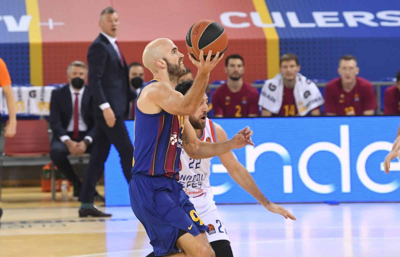 Nick Calathes entra a canasta ante Vasilije Micic (22). Foto: @FCBasket