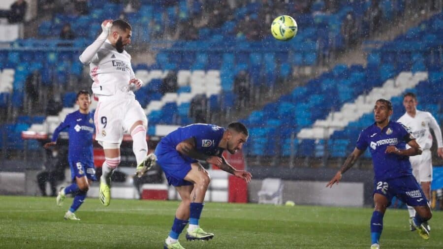 Benzema remata de cabeza para hacer el primero del Madrid (Fuente: @realmadrid)
