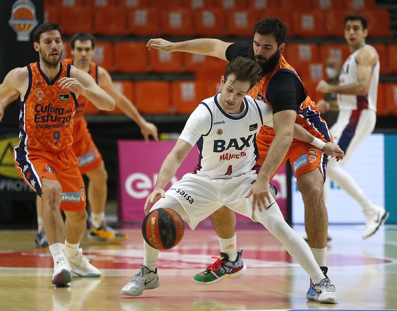 Bojan Dubljevic defendiendo a Frankie Ferrari. Fuente: M.A. Polo (VBC).
