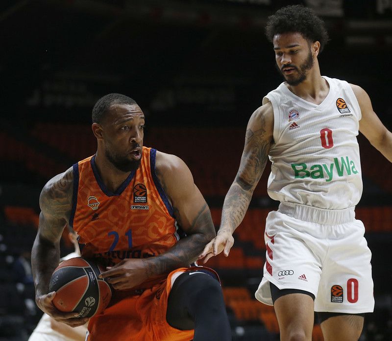 Derrick Williams frente a Nick Weiler-Babb. Fuente: M.A. Polo (VBC).