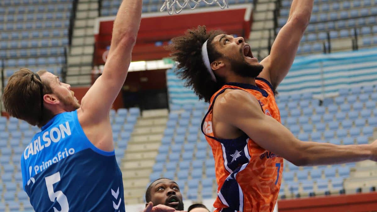Louis Labayrie atacando el aro ante la defensa de Carlson. Fuente: Liga Endesa.