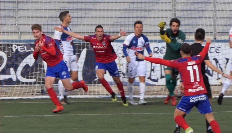 Lance del juego entre Tarazona y Ebro en el partido de ida