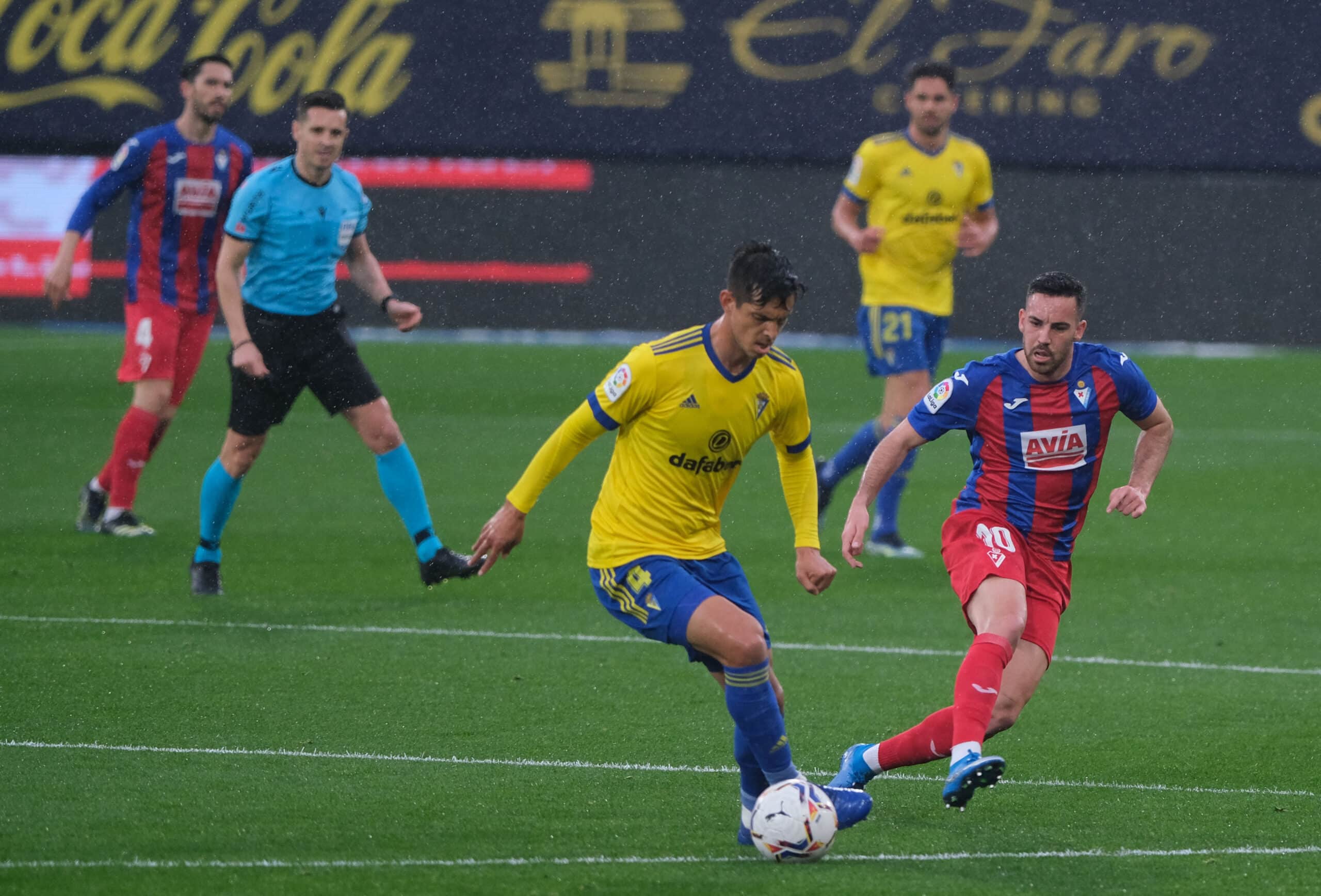 El Cádiz se llevó la batalla del Carranza. Imagen: @SDEibar