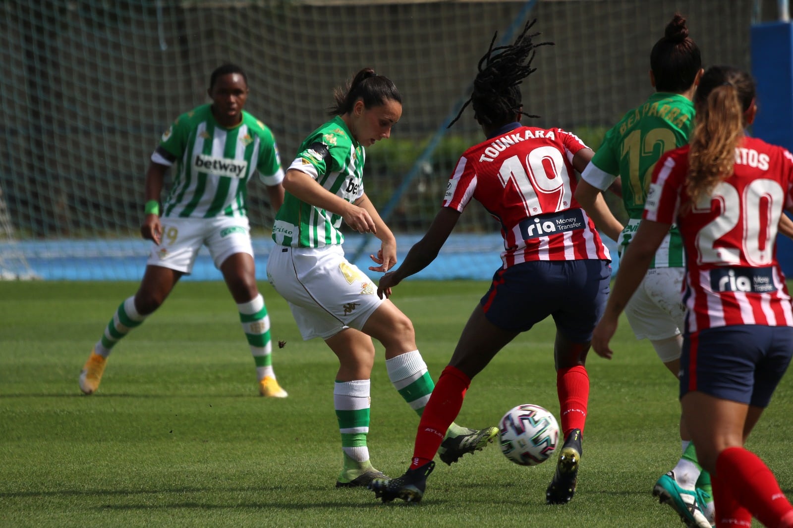Lance del juego durante el partido. Fuente: twitter.com/realbetisfem