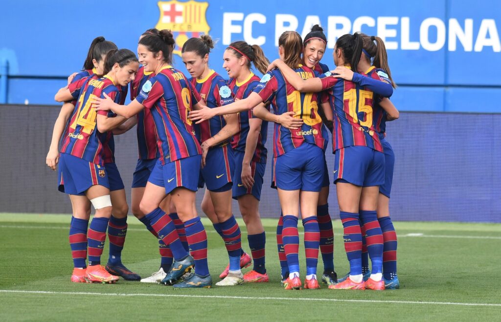 Jenni y Graham, las creadoras de 3 goles, abrazadas celebrando el gol con el resto de jugadoras del Barça. Foto vía: Twitter @FCBfemeni