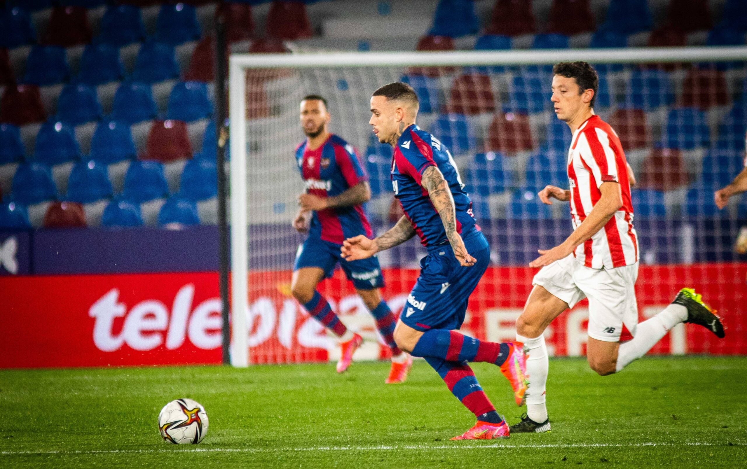 Lance de la vuelta de semifinales de la Copa del Rey entre el Levante UD y el Athletic Club