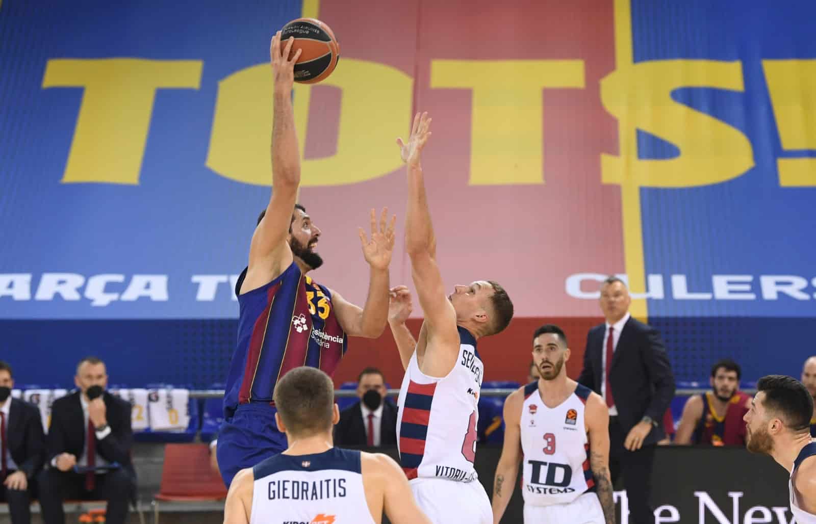 Mirotic anotando ante el TD Systems Baskonia (Fuente: Twitter @FCBbasket)