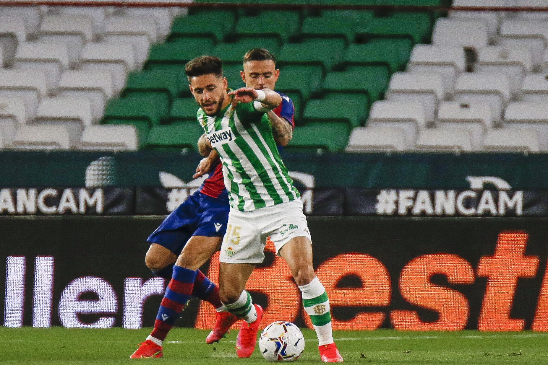 Álex Moreno en el encuentro frente al Levante del Betis