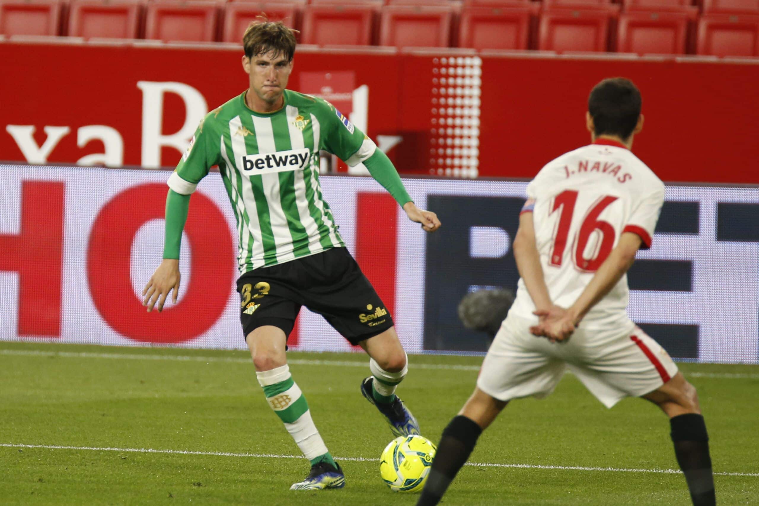 Miranda encara a Jesús Navas en el derbi