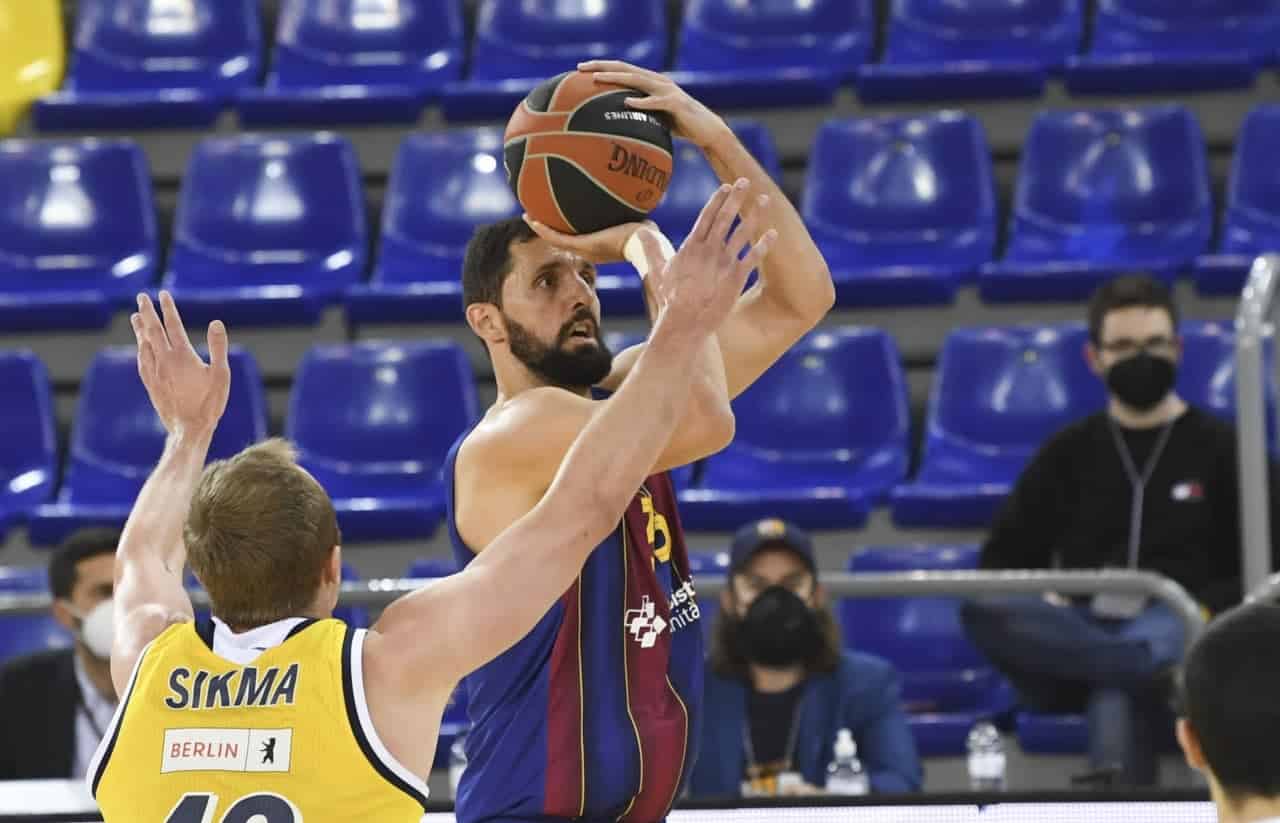 Mirotic lanzando ante Sikma (Fuente: Twitter @FCBbasket)