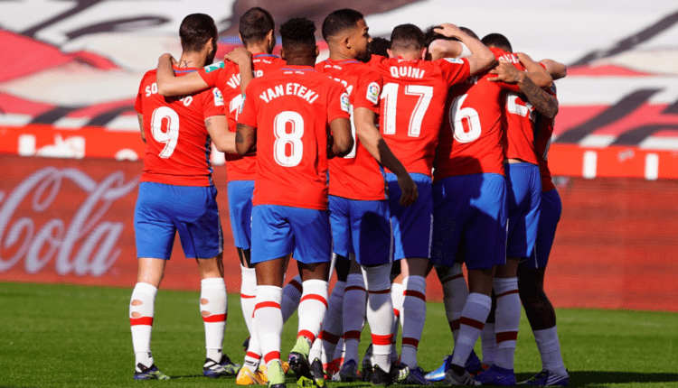 Los jugadores del Granada celebran el gol