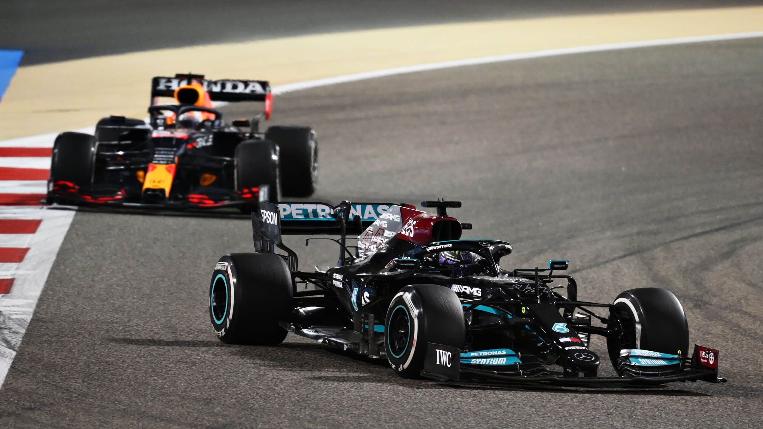 Lewis Hamilton y Max Verstappen durante la carrera del GP de Bahréin. Foto: @F1.