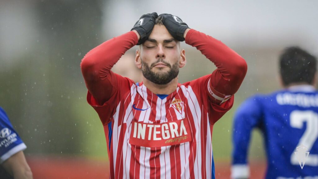 Mateo Arellano lamentándose de un gol encajado en un partido con el filial rojiblanco el pasado curso